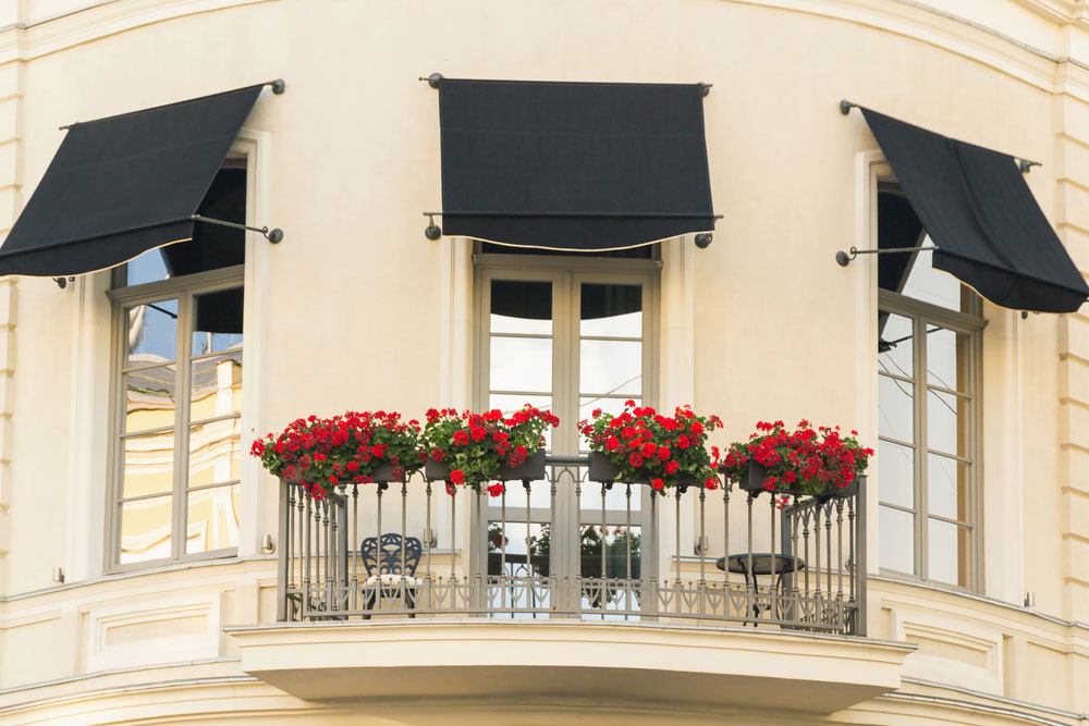 Balkon mit Blumenkästen